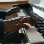 Pratique musicale authentique — illustrer de manière crédible et humaine la pratique musicale, sans représentation artificielle ou sensationnaliste du cerveau