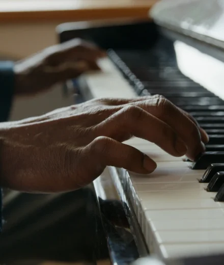 Pratique musicale authentique — illustrer de manière crédible et humaine la pratique musicale, sans représentation artificielle ou sensationnaliste du cerveau